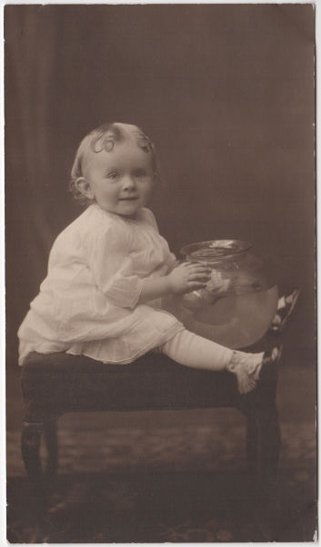 File:Gretchen-Myrtle-Farwell-toddler-photo-with-fishbowl-2.jpg